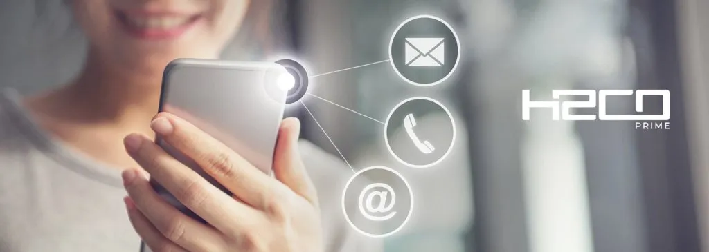 Pessoa usando o celular para entrar em contato por e-mail, telefone e redes