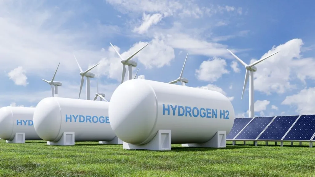 Tanques de hidrogênio ao lado de turbinas eólicas e painéis solares